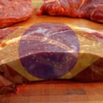 Pedido de investigação chinês sobre carne bovina importada não atende requisitos da OMC, diz Abiec carne bovina estampada com bandeira do brasil