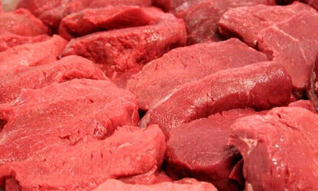 pedaços de carne bovina