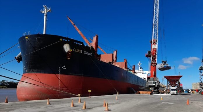 navio atracado porto de rio grande exportações Brasil
