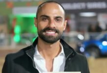 Eros Gazzinelli, da GenBra Agropecuária, segura troféu e certificado em homenagem à vaca Acácia FIV, nova recordista na categoria vaca jovem do Guzerá Leiteiro.