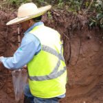 Embrapa - Pesquisa desenvolve método que usa laser e inteligência artificial para estimar, em uma única análise, a densidade do solo e o teor de carbono. Na foto acima, coleta de amostras deformadas