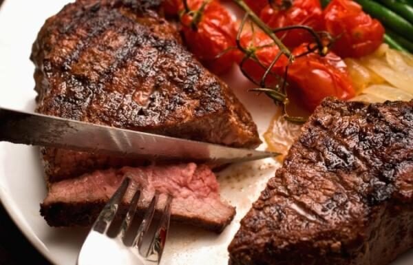 Consumo de carne vermelha é essencial para mulheres acima dos 40 anos, indica nutricionista