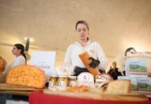 Produtora fazendo queijo artesanal