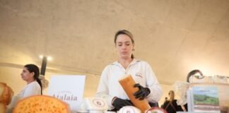 Produtora fazendo queijo artesanal