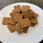 Estudo revela fatores que reduzem a rejeição a alimentos à base de insetos Kadijah Suleiman - A maioria dos produtos à base de insetos (cerca de 51%) no mercado global são, predominantemente, snacks como, por exemplo, biscoitos. Na foto, biscoito à base de farinha de inseto