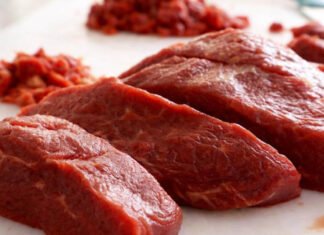 pedaços de carne bovina
